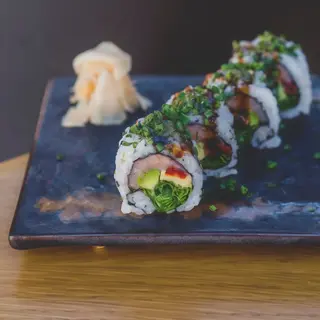 Roll De Salmón Ahumado, Tomate Seco, Rúcula Y Pesto 