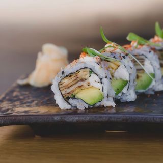 Roll De Tamago, Aguacate, Langostinos 