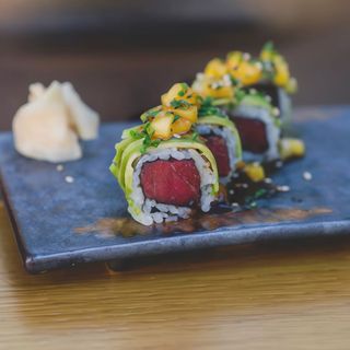 Roll De Atún Con Aguacate Y Vinagreta De Mango Y Chiles 