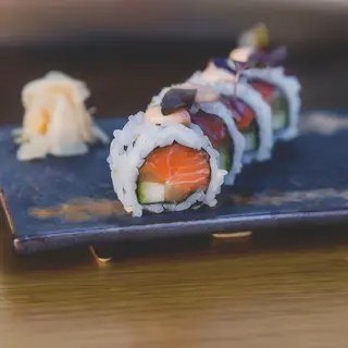 Roll De Salmón, Aguacate, Pera Caramelizada Y Pepino 