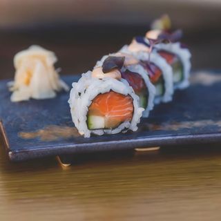 Roll De Salmón, Aguacate, Pera Caramelizada Y Pepino 