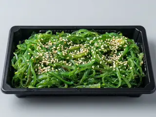  4B Ensalada wakame (algas verdes)
