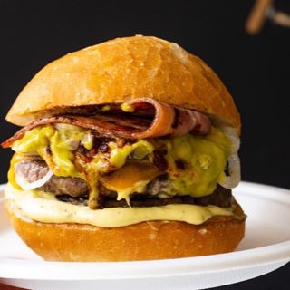 HAMBURGUESA CARNE MIXTA lomo beicon huevo queso