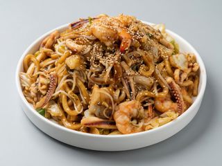 Udon Frito Con Marisco Y Salsa Tonkatsu