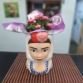 Muñeca con planta de flor (variada) "Madres"