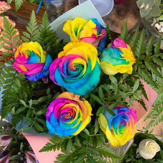 Ramo 6 Rosas Arcoiris "Nogalera"