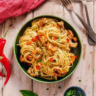 Spaguettis con gambas rojas, ajo y guindilla