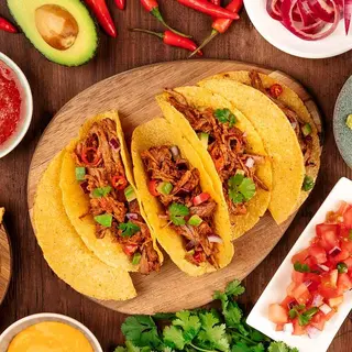 Tacos de cochinita pibil con guacamole y pico de gallo