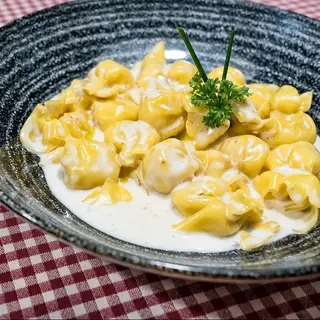 Fagotti relleno de queso y pera con salsa de frutos secos