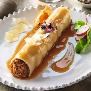 Canelon XL de pularda con bechamel trufada