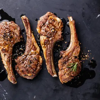 Costillas de cordero con patatas al caliu y All i Oli