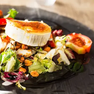 Ensalada de queso de cabra con mermelada de tomate