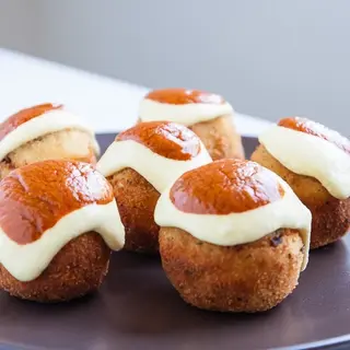 Patatas bombas con All i Oli y nuestra salsa especial
