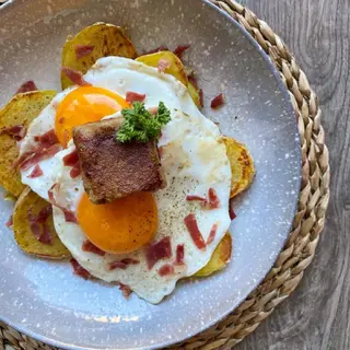 Huevos rotos con foie de miscuit