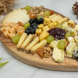Surtido de quesos con tostaditas