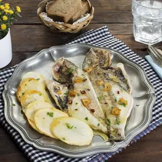 Dorada a la espalda con su refrito de ajos
