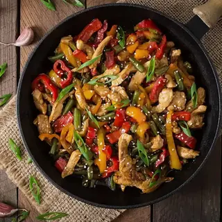 Tiras de pollo salteadas con verduras al wok y salsa de soja