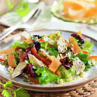 Ensalada ventresca de atún, con tomate y cebolla