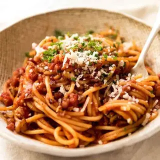 Spaguettis boloñesa, carbonara o al pesto