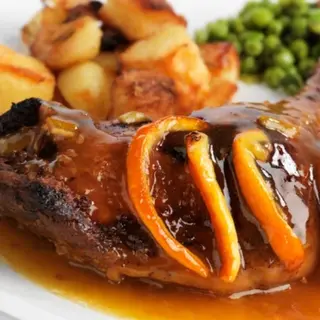 Confit de pato en salsa de naranja