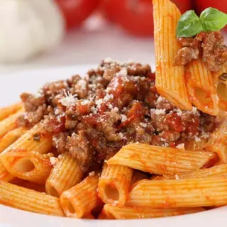 Macarrones a la boloñesa, carbonara o al pesto