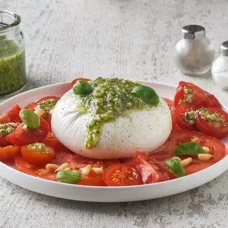 Ensalada de burrata, tomate seco, rúcula y pesto