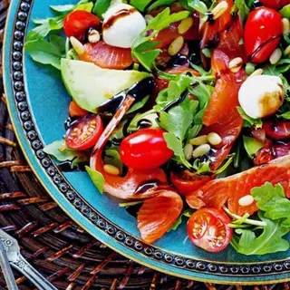 Ensalada de aguacate, salmón ahumado y rúcula