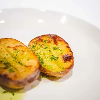 Patatas al caliu con All i Oli de ajo escalivado