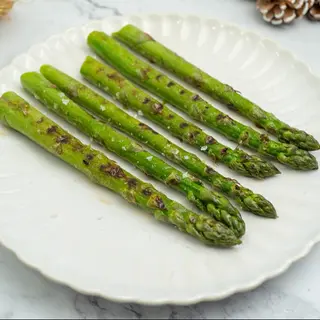 Espárragos verdes a la brasa con salsa romesco