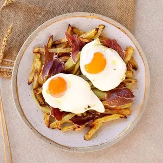 Huevos rotos con virutas de jamón ibérico de bellota