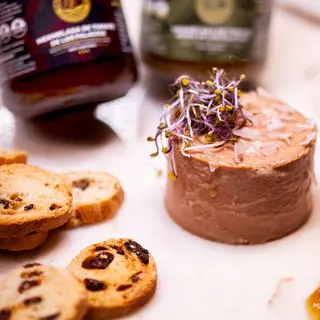 Medallón de foie micuit con tostaditas