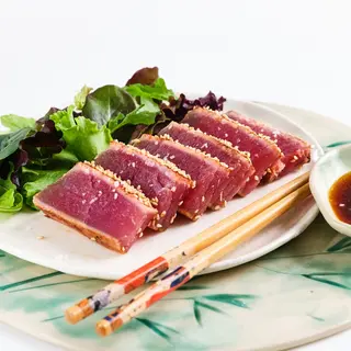 Tataki de atún rojo con guacamole y salsa ponzu