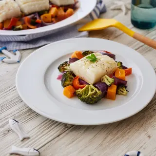 Bacalao a la parrilla sobre verduritas salteadas