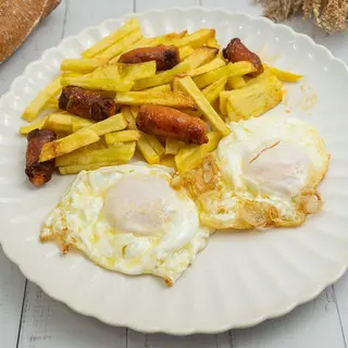Huevos rotos con chistorra de navarra