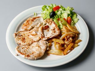 Lomo Con Patatas Y Ensalada