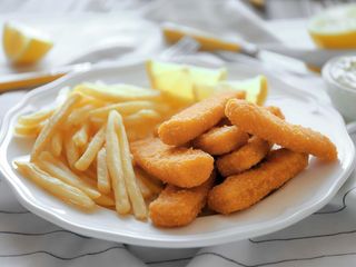 Palitos de Pescado con Patatas Fritas