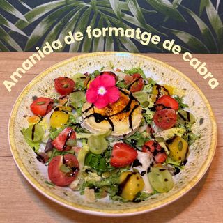 Amanida de formatge de cabra gratinat