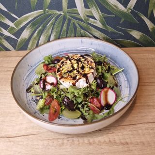 Amanida de formatge de cabra gratinat