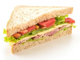 Sándwich Poco A Poco De Pollo Desmenuzado