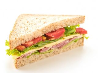 Sándwich Poco A Poco De Pollo Desmenuzado Y Bacon