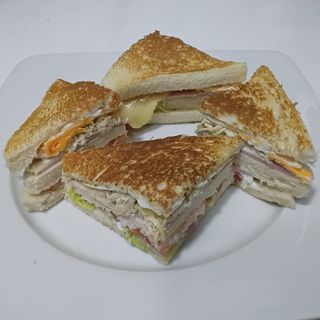 SANDWICH POCO A POCO DE POLLO DESMENUZADO