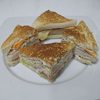 SANDWICH POCO A POCO DE POLLO DESMENUZADO Y BACON
