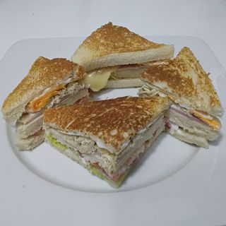 SANDWICH POCO A POCO DE CANGREJO
