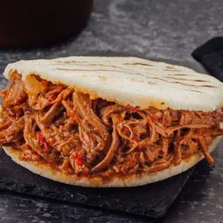 Arepa de carne desmechada
