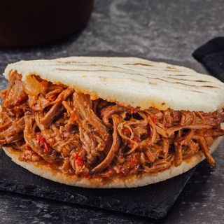 Arepa de carne desmechada