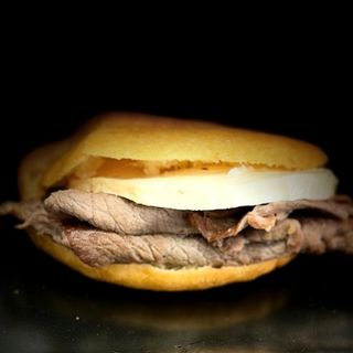 Arepa de carne de res con queso