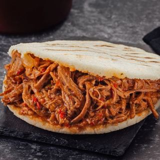 Arepa de carne pollo o mixta , queso blanco y maduros