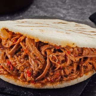 Arepa rellena de pollo o carne (a elegir ) y queso amarillo