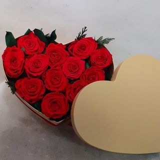 Caja corazón con 12 rosas