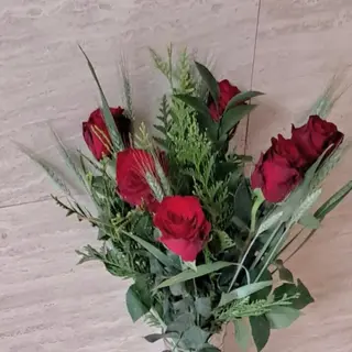 Ramo de media docena de rosas